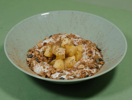 Κεφίρ με καραμελωμένα μήλα και granola