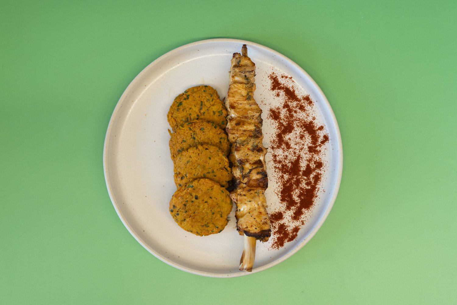 Σουβλάκι κοτόπουλο lemongrass με γλυκοπατάτες rosti