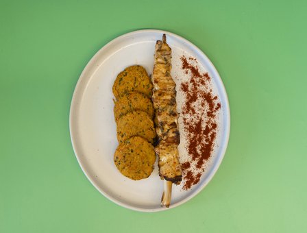 Σουβλάκι κοτόπουλο lemongrass με γλυκοπατάτες rosti
