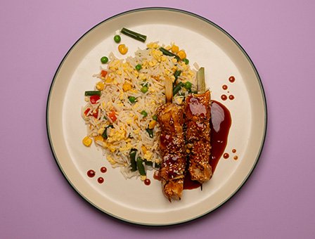 Κοτόπουλο yakitori με "fried rice"