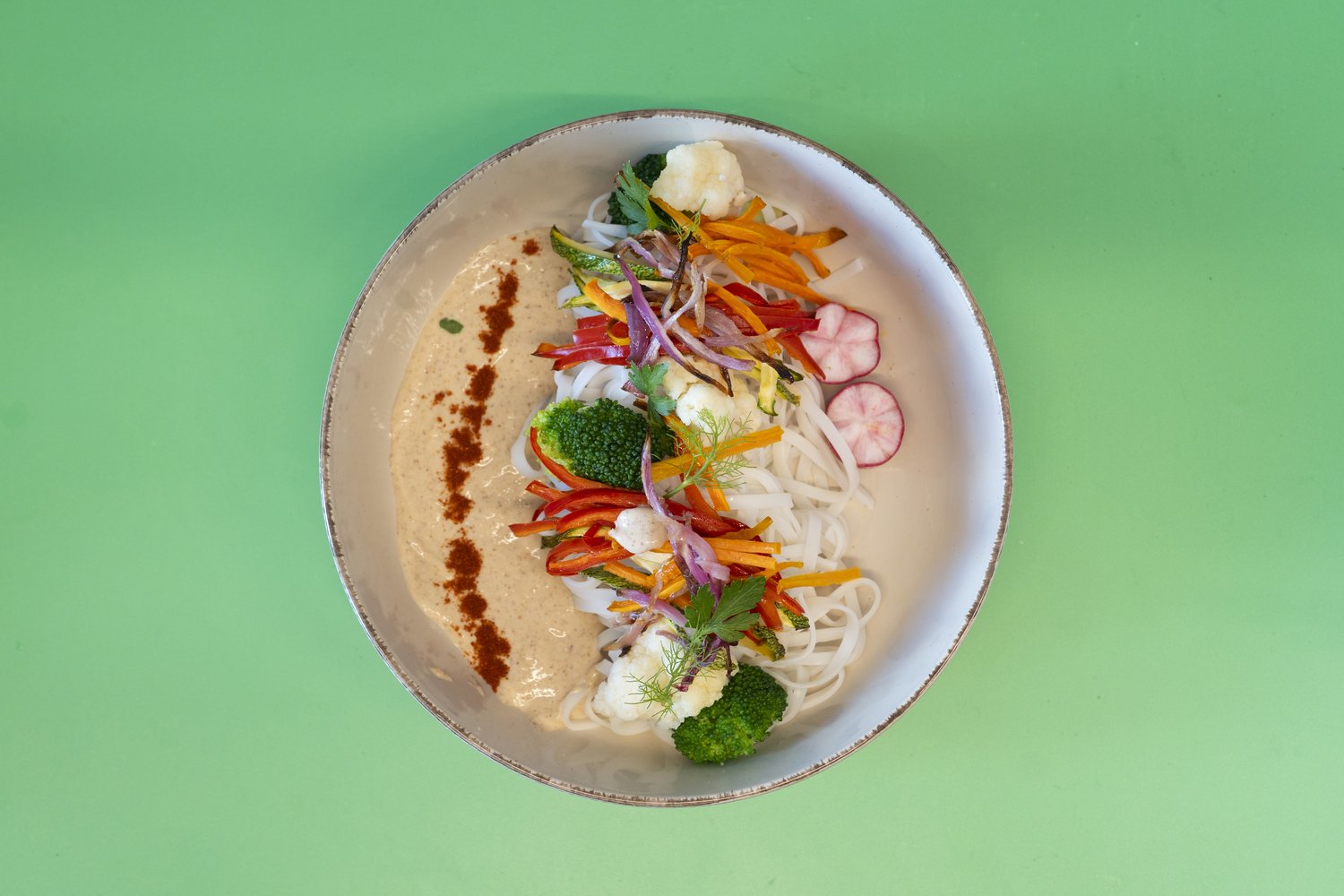 Noodles ρυζιού με λαχανικά και ταχίνι