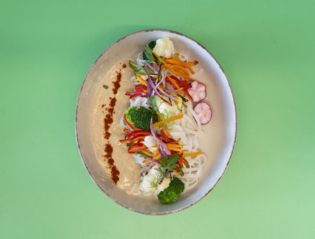 Noodles ρυζιού με λαχανικά και ταχίνι