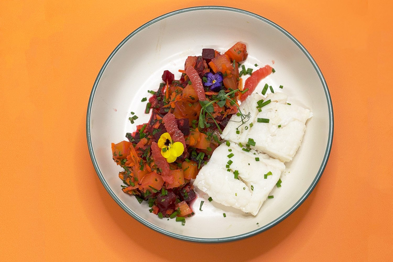 Μπακαλιάρος poached σε μοσχολέμονο και tartare παντζαριού