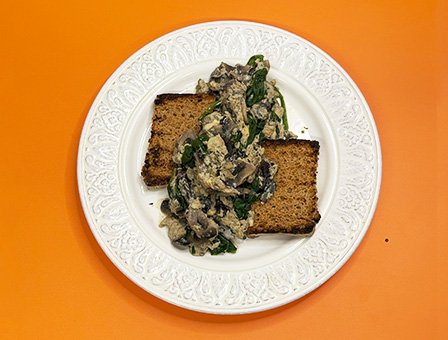 Scrambled eggs με μανιτάρια και σπανάκι