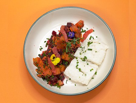 Μπακαλιάρος poached σε μοσχολέμονο και tartare παντζαριού