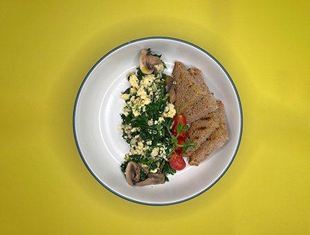 Scrambled eggs με μανιτάρια και σπανάκι