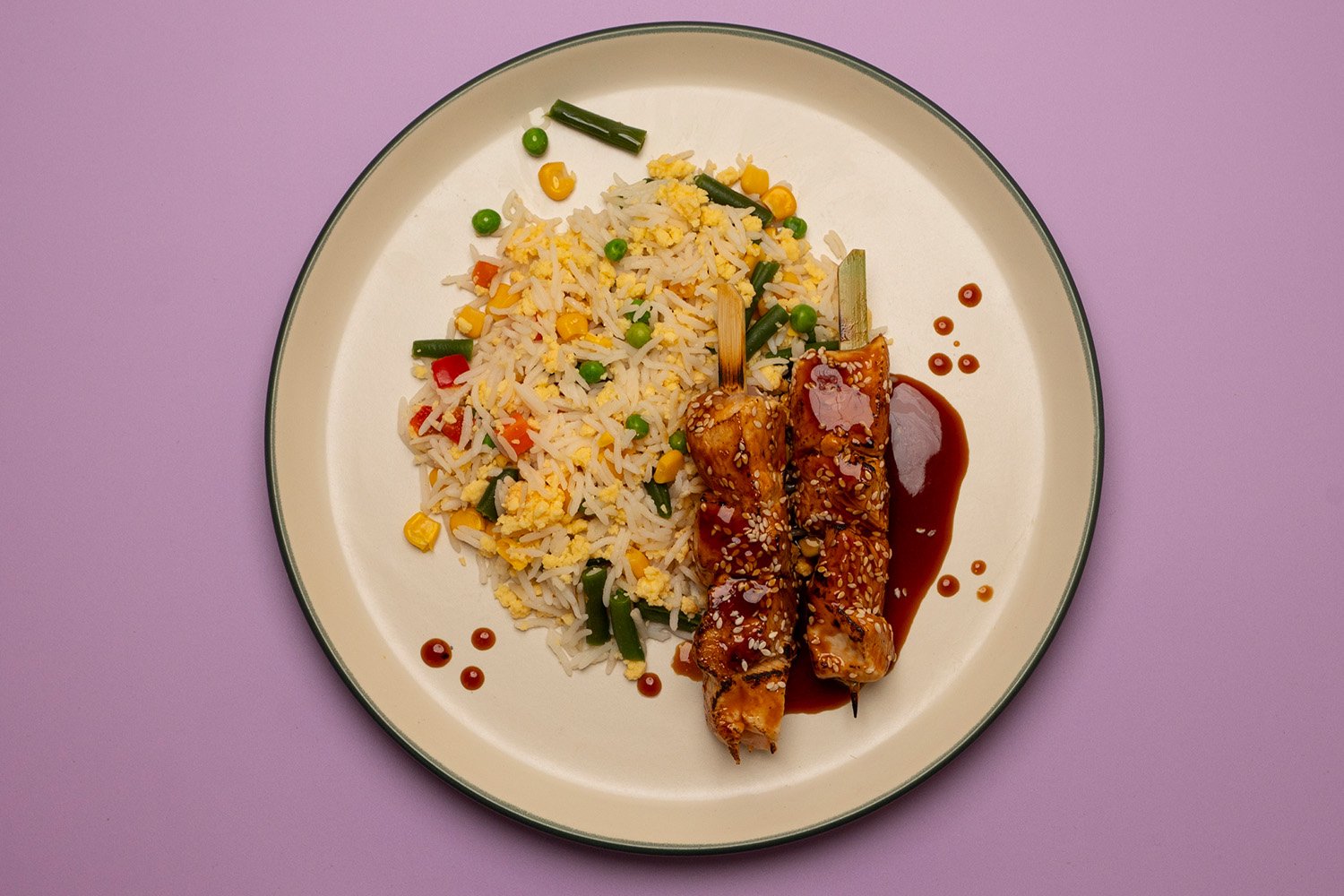 Κοτόπουλο yakitori με "fried rice"