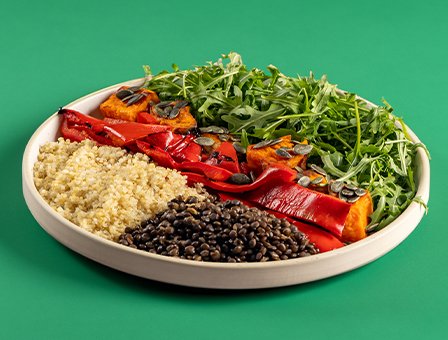 Buddha bowl με κινόα και φακές beluga