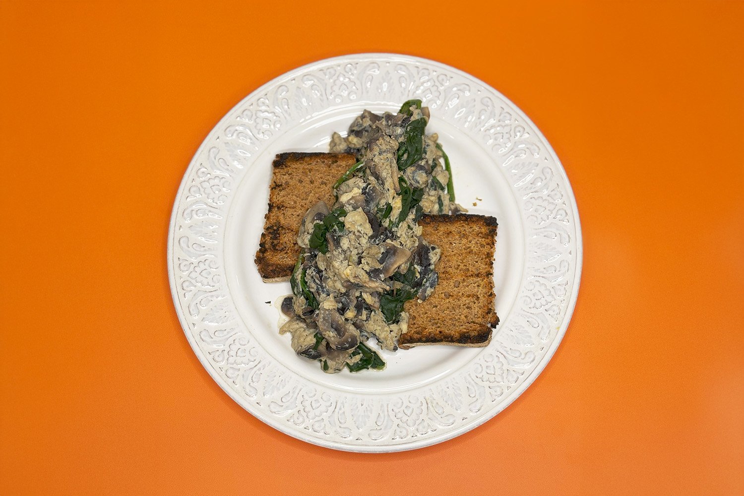 Scrambled eggs με μανιτάρια και σπανάκι