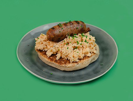 Scrambled eggs με χειροποίητο λουκάνικο κοτόπουλου και πιτάκι