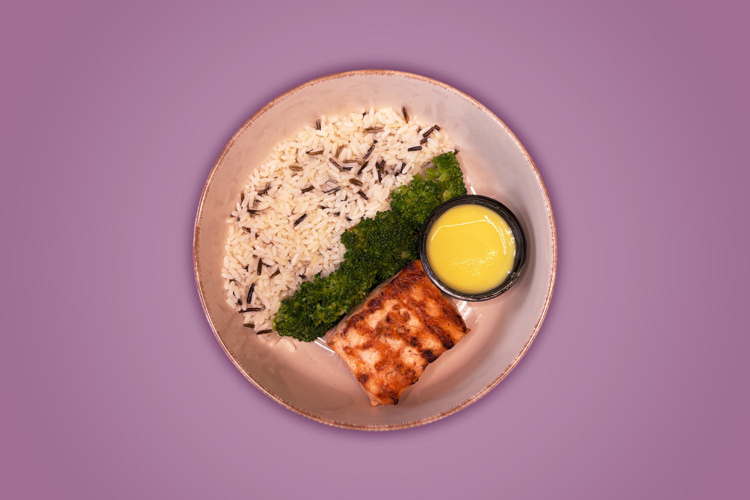 Φιλέτο σολομού με άγριο ρύζι και μπρόκολο