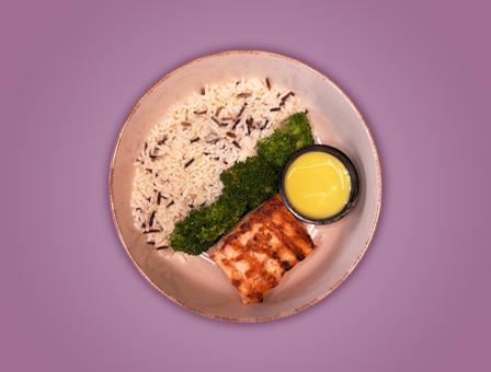 Φιλέτο σολομού με άγριο ρύζι και μπρόκολο