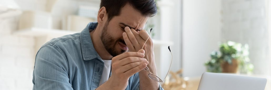 Άντρας που κρατάει το κεφάλι του λόγω πόνου