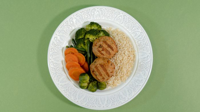 Μπιφτέκια γαλοπούλας με καστανό ρύζι και ανάμεικτα λαχανικά εποχής image