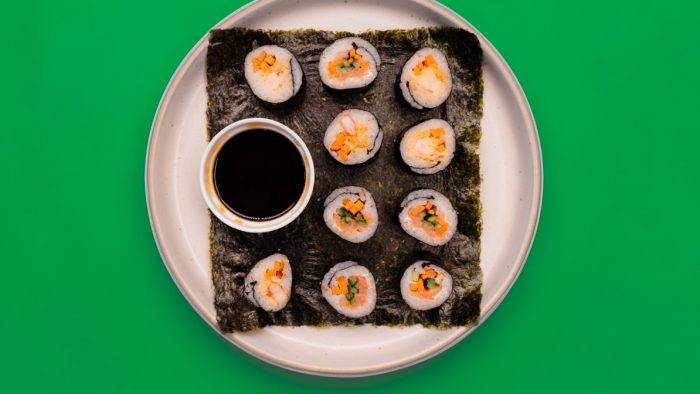 Sushi με καπνιστό σολομό και γαρίδες tempura image